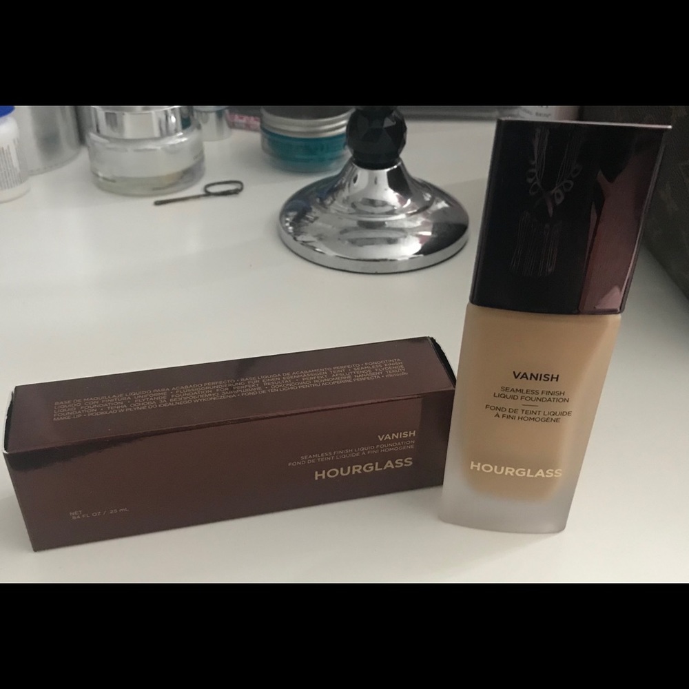 Hourglass Vanish Foundation BEIGE